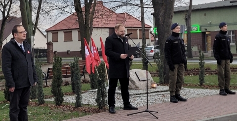 Obchody 104. rocznicy wybuchu Powstania Wielkopolskiego przy pamiątkowej tablicy w Dusznikach