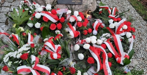 Kwiaty złożone z okazji 104. rocznicy wybuchu Powstania Wielkopolskiego przy pamiątkowej tablicy w Dusznikach