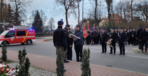 Obchody 104. rocznicy wybuchu Powstania Wielkopolskiego przy pamiątkowej tablicy w Dusznikach