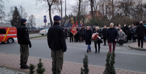 Obchody 104. rocznicy wybuchu Powstania Wielkopolskiego przy pamiątkowej tablicy w Dusznikach
