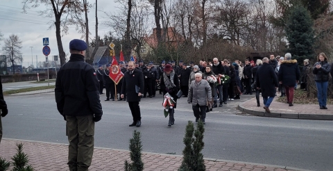 Obchody 104. rocznicy wybuchu Powstania Wielkopolskiego przy pamiątkowej tablicy w Dusznikach