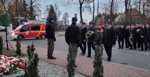 Obchody 104. rocznicy wybuchu Powstania Wielkopolskiego przy pamiątkowej tablicy w Dusznikach