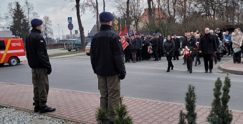 Obchody 104. rocznicy wybuchu Powstania Wielkopolskiego przy pamiątkowej tablicy w Dusznikach