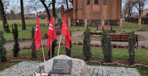 Kwiaty złożone z okazji 104. rocznicy wybuchu Powstania Wielkopolskiego przy pamiątkowej tablicy w Dusznikach