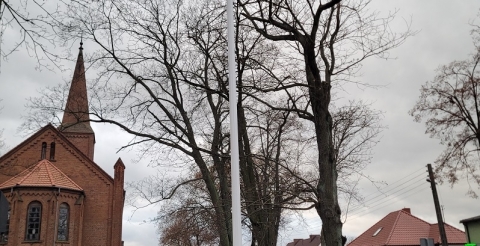 Maszt z flagą państwową na skwerze w Dusznikach