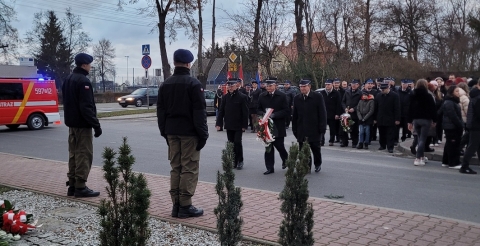 Obchody 104. rocznicy wybuchu Powstania Wielkopolskiego przy pamiątkowej tablicy w Dusznikach