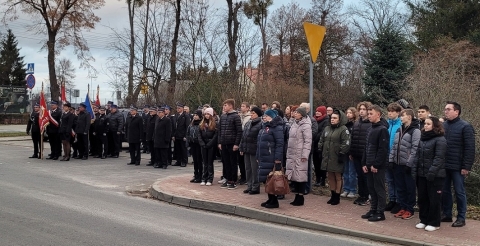 Obchody 104. rocznicy wybuchu Powstania Wielkopolskiego przy pamiątkowej tablicy w Dusznikach