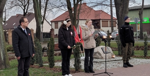 Obchody 104. rocznicy wybuchu Powstania Wielkopolskiego przy pamiątkowej tablicy w Dusznikach