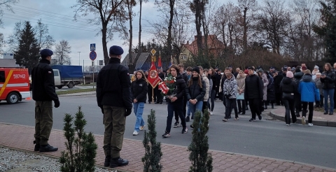 Obchody 104. rocznicy wybuchu Powstania Wielkopolskiego przy pamiątkowej tablicy w Dusznikach