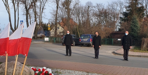 Na zdjęciu trzyosobowa delegacja gminna składająca hołd poległym w Powstaniu Wielkopolskim.