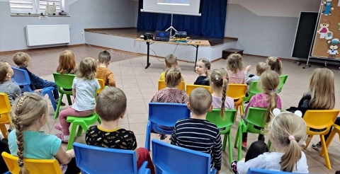 Na zdjęciu uczestnicy przedstawienia on-line