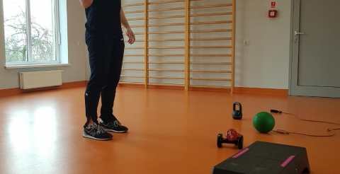 Na zdjęciu instruktor prowadzący on-line zajęcia sportowe