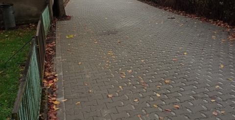 Na zdjęciu ulica św. Floriana w Podrzewiu kostki betonowej ażurowej.