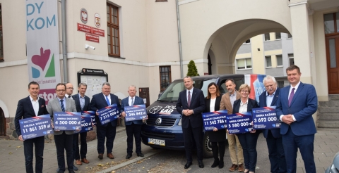 Na zdjęciu Wojewoda Wielkopolski, starostowie powiatu oraz wójtowie i burmistrzowie gmin powiatu szamotulskiego z symbolicznymi czekami.