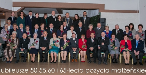 Pary obchodzące uroczystość Jubileuszu 50, 55, 60 i 65-lecia pożycia małżeńskiego z organizatorami uroczystości i zaproszonymi gośćmi.