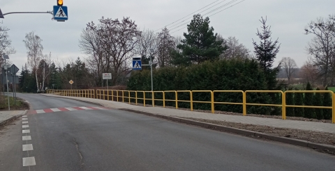 Chodnik i przejście dla pieszych w Grzebienisku.