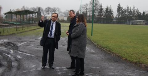 Na zdjęciu (od lewej) Wójt Gminy Duszniki Roman Boguś, Wojewoda Wielkopolski Michał Zieliński i Starosta Szamotulski Beata Hanyżak stoją na stadionie sportowym w Dusznikach.