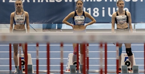 Julia Nobik (pierwsza od lewej) przed startem w biegu przez płotki
