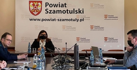 Na zdjęciu samorządowcy Powiatu Szamotulskiego podczas narady 27 lutego 2022 r. Zdjęcie z oficjalnego konta FB Powiatu Szamotulskiego.