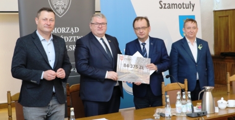 Na zdjęciu samorządowcy podczas spotkania 5 kwietnia. Drugi od prawej to wójt Roman Boguś, który trzyma symboliczny czek na kwotę 84375 zł.
Zdjęcie ze strony Urzędu Miasta i Gminy Szamotuły www.szamotuly.pl