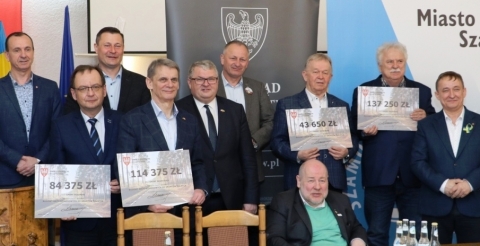 Na zdjęciu samorządowcy oraz posłowie podczas spotkania 5 kwietnia. Drugi od lewej to wójt Roman Boguś, który trzyma symboliczny czek na kwotę 84375 zł.
Zdjęcie ze strony Urzędu Miasta i Gminy Szamotuły www.szamotuly.pl