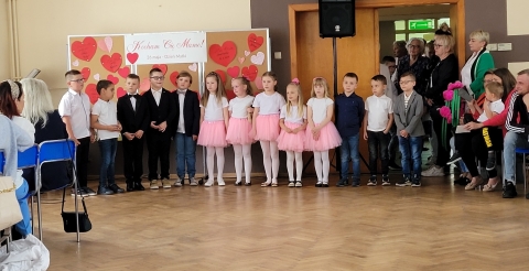Dzieci z przedszkola w Podrzewiu podczas występu
