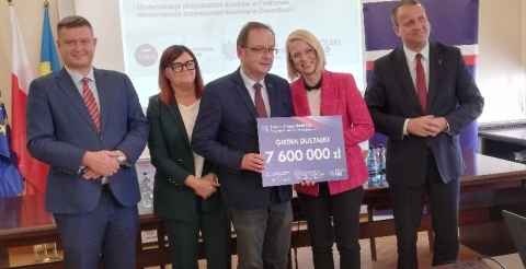 Na zdjęciu wręczenie symbolicznego czeku na kwotę 7,6 mln zł na dofinansowanie inwestycji w Gminie Duszniki. Czek trzyma Wójt Roman Boguś (w środku). Od lewej stoją: Poseł Marcin Porzucek, Starosta Szamotulski Beata Hanyżak, Wójt Gminy Duszniki Roman Boguś, Poseł Marta Kubiak, Wojewoda Wielkopolski Michał Zieliński.  