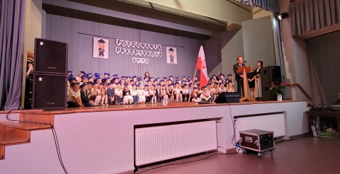 Wójt Gminy Duszniki przemawia do dzieci z przedszkola.
