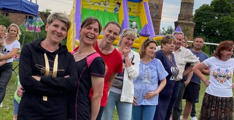 Zdjęcie pikniku wiejskiego w Wilkowie 4 czerwca 2022 roku. Na zdjęciu mieszkańcy Wilkowa w trakcie imprezy.