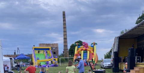 Zdjęcie pikniku wiejskiego w Wilkowie 4 czerwca 2022 roku. Na zdjęciu mieszkańcy Wilkowa w trakcie imprezy.