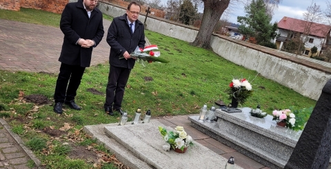 Wójt i Prezes TMZD składają kwiaty