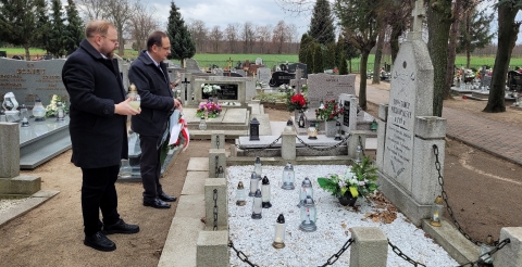 Wójt i Prezes TMZD składają kwiaty
