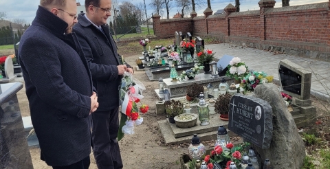 Wójt i Prezes TMZD składają kwiaty