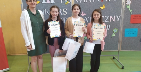 Uczennice Szkoły Podstawowej w Grzebienisku reprezentujące szkołę w III Powiatowym Konkursie Matematycznym w Ostrorogu