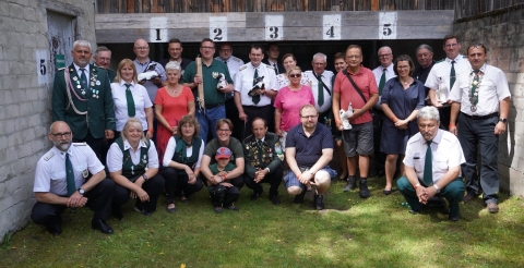 Wizyta delegacji z Dusznik w Fassberg. Samorządowcy z gminy Duszniki i bracia kurkowi z Grzebieniska z burmistrz Fassbergu i braćmi kurkowymi z Fassberg na tle strzelnicy.