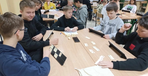 Uczestnicy Pierwszego Szkolnego Turnieju Rummikub podczas rozgrywek w kategorii klas 4-8