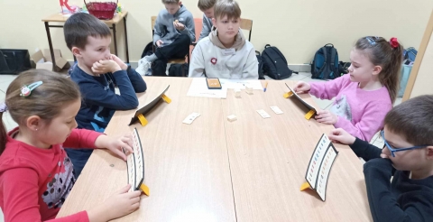 Uczestnicy Pierwszego Szkolnego Turnieju Rummikub podczas rozgrywek w kategorii klas 1-3