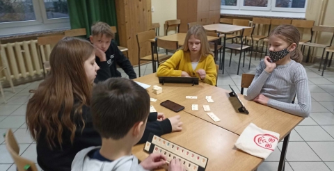 Uczestnicy Pierwszego Szkolnego Turnieju Rummikub podczas rozgrywek w kategorii klas 4-8