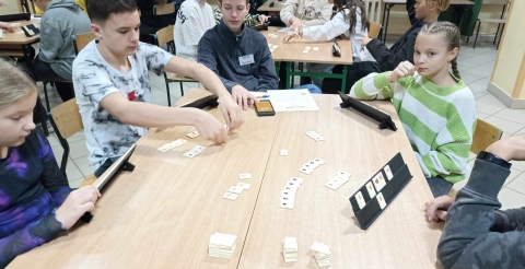 Uczestnicy Pierwszego Szkolnego Turnieju Rummikub podczas rozgrywek w kategorii klas 4-8