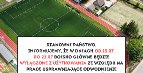 Zdjęcie boiska z informacją o pracach odwadniających