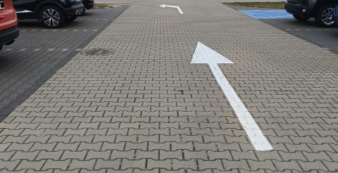 Znaki poziome na drodze wewnętrznej przy szkole i sali sportowej w Dusznikach