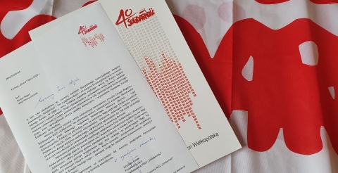 Na zdjęciu oficjalne pismo do Wójta Gminy Duszniki na tle flagi "Solidarności"