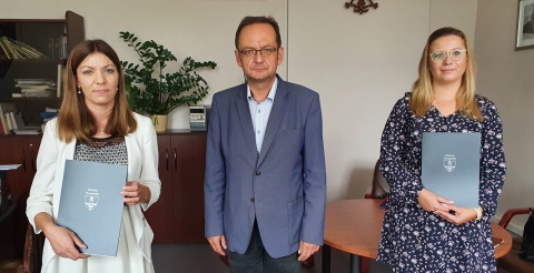 Na zdjęciu Wójt z mianowanymi nauczycielkami, które trzymają w dłoniach akt mianowania