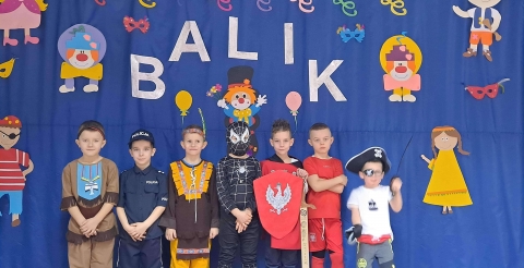 Na zdjęciu dzieci z przedszkola w Sędzinku w strojach karnawałowych na balu przebierańców