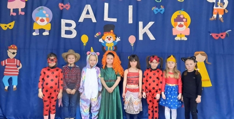 Na zdjęciu dzieci z przedszkola w Sędzinku w strojach karnawałowych na balu przebierańców