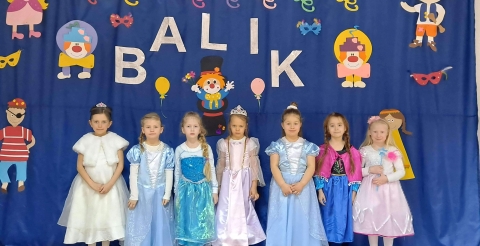 Na zdjęciu dzieci z przedszkola w Sędzinku w strojach karnawałowych na balu przebierańców