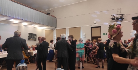 Bal Seniorów w sali widowiskowej w Dusznikach