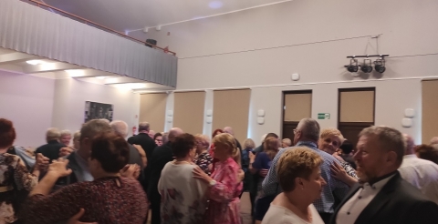 Bal Seniorów w sali widowiskowej w Dusznikach