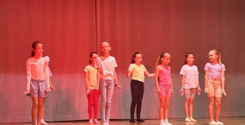 Występ zespołu tanecznego Dance Club podczas spotkania bibliotekarzy w sali widowiskowej w Dusznikach