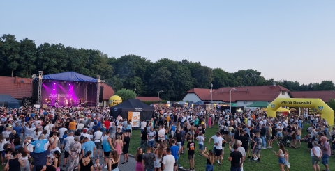 Impreza "Dusznickie lato" w Dusznikach. Na zdjęciu scena, na której trwa koncert Sławomira i zespołu. Na pierwszym planie uczestnicy koncertu. Zdjęcie UG Duszniki.